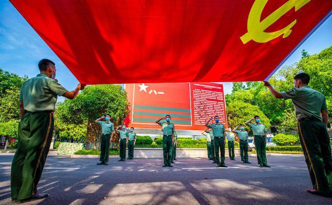 消防员紧急转移事故现场被困群众:把孩子抱好,慢一点!