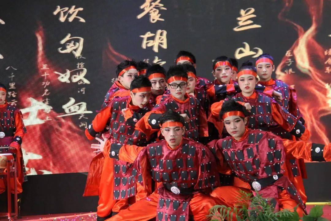纵览·新春走基层|走近春运“守护人”——我在机场“推飞机”