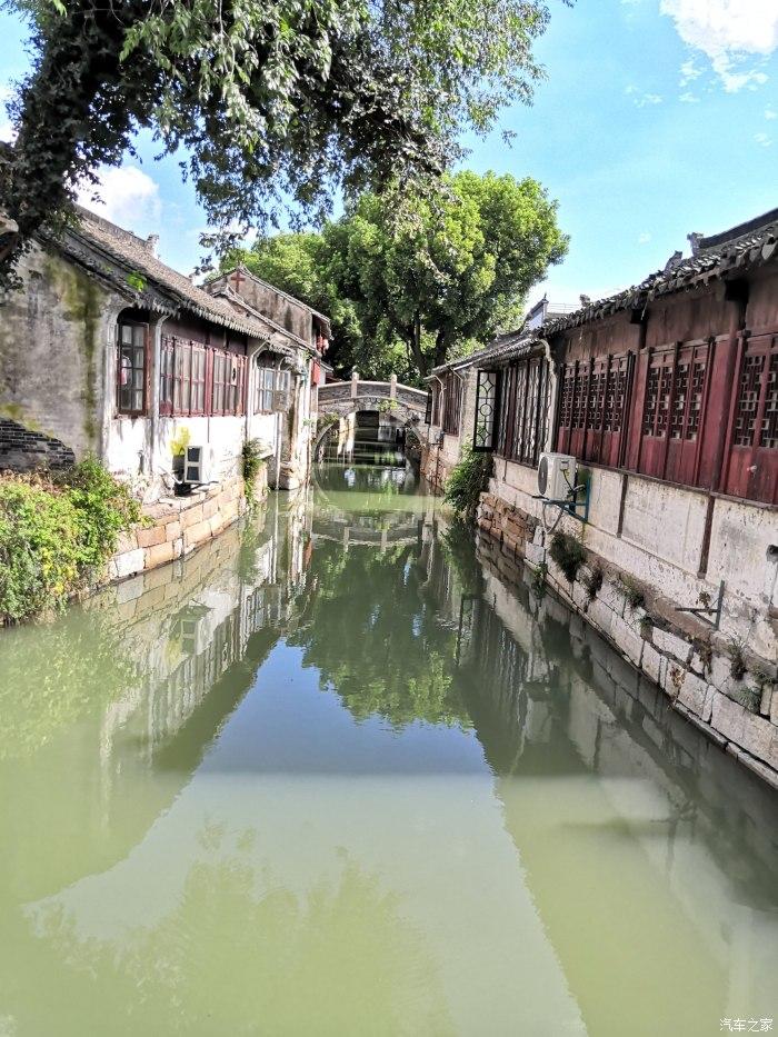“操碎心宝爸”走红，喂3胞胎小棉袄吃饭，现场混乱但超有爱
